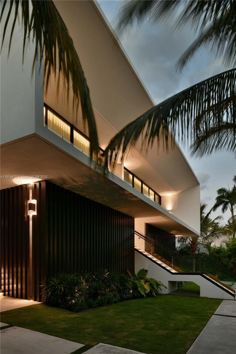 375 N Hibiscus Dr, Miami Beach FL 33139 — 37