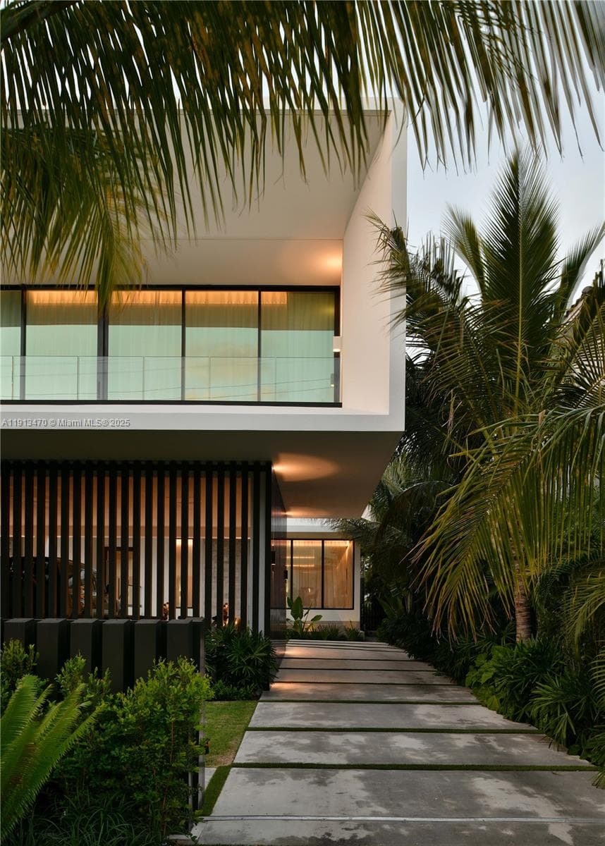 375 N Hibiscus Dr, Miami Beach FL 33139 — 35