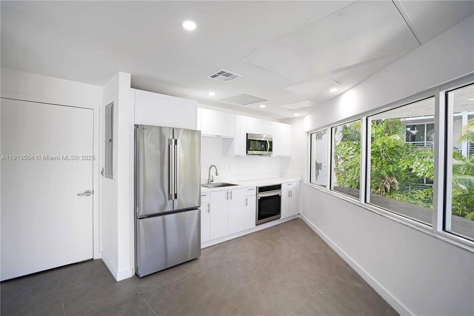 1621 Bay Rd # 606, Miami Beach FL 33139 — 20