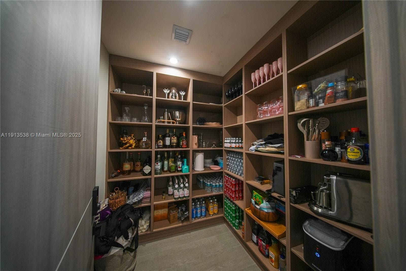 7520 W Treasure Dr, North Bay Village FL 33141 — 24