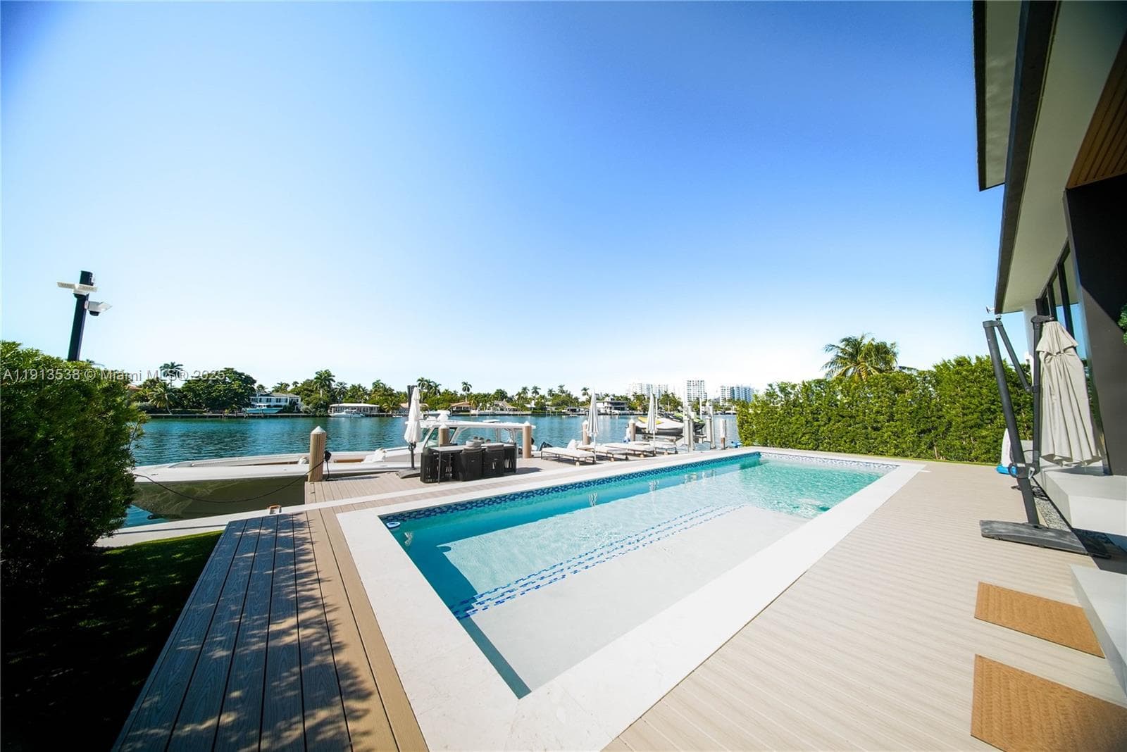 7520 W Treasure Dr, North Bay Village FL 33141 — 33