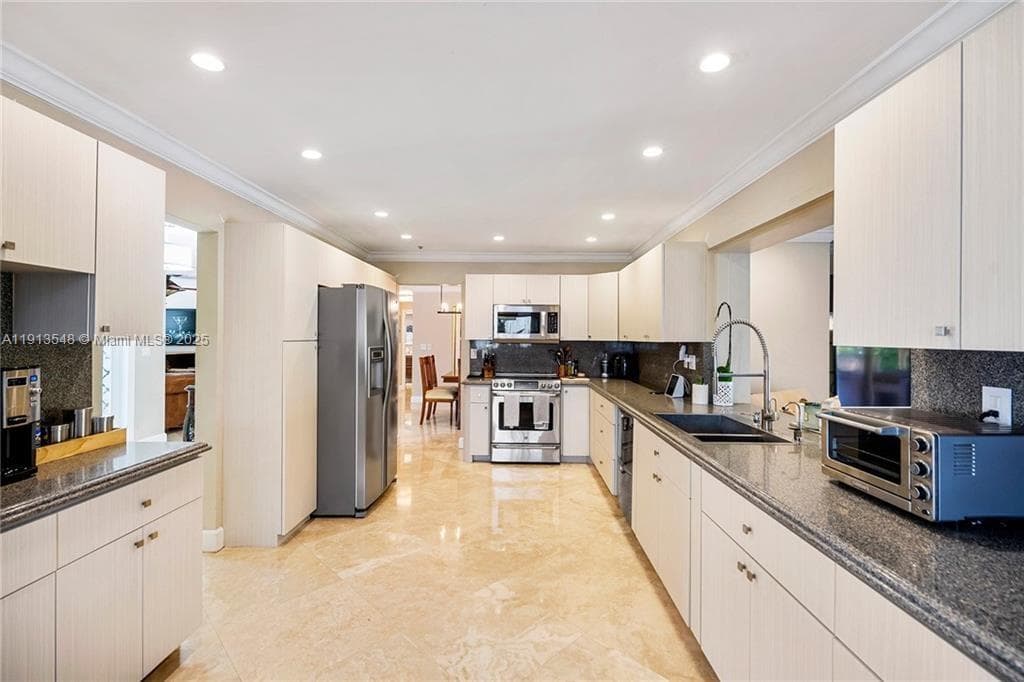 21280 NE 23rd Ave, Miami FL 33180 — 14