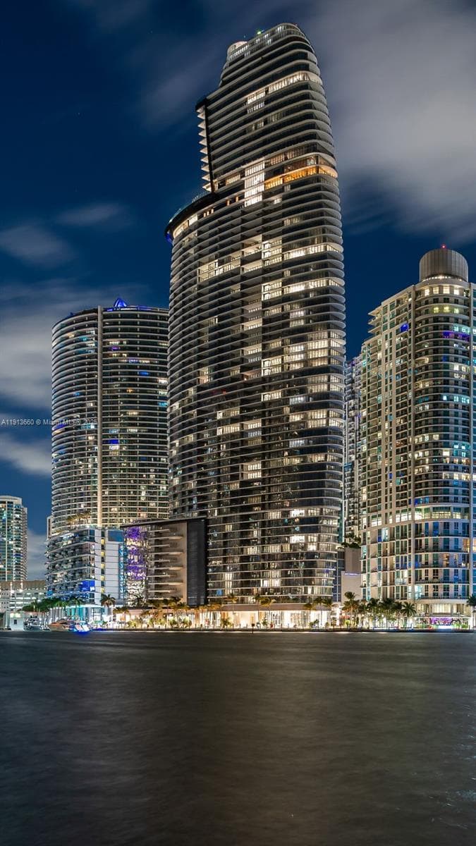 300 Biscayne Boulevard Way # 3009W, Miami FL 33131 — 50