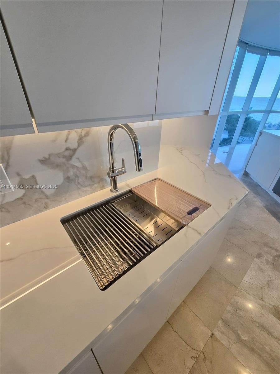 6301 Collins Ave # 901, Miami Beach FL 33141 — 13
