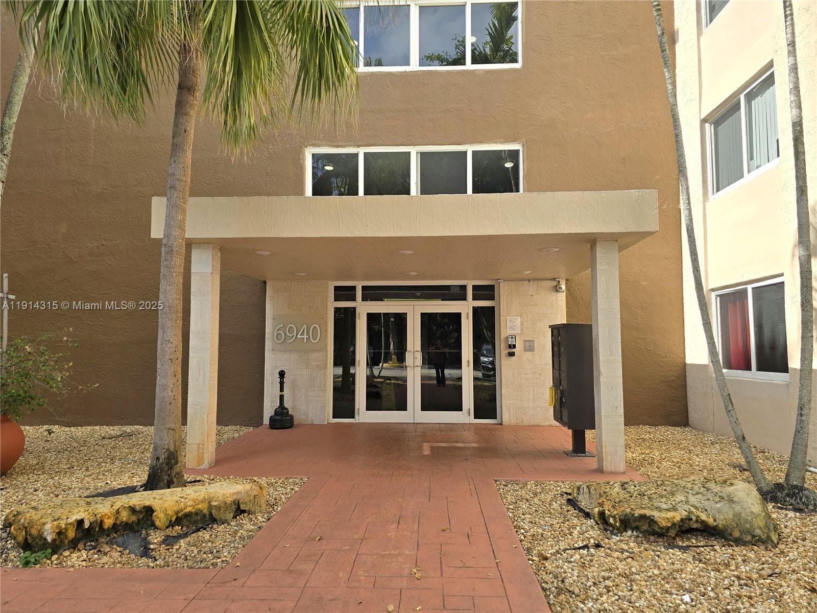 6940 Miami Gardens Dr # 319, Hialeah FL 33015 — 1