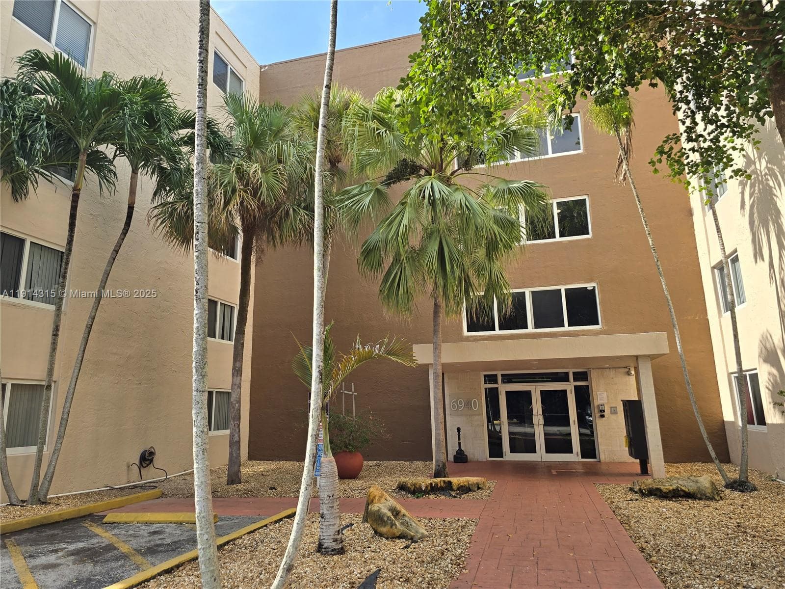 6940 Miami Gardens Dr # 319, Hialeah FL 33015 — 25