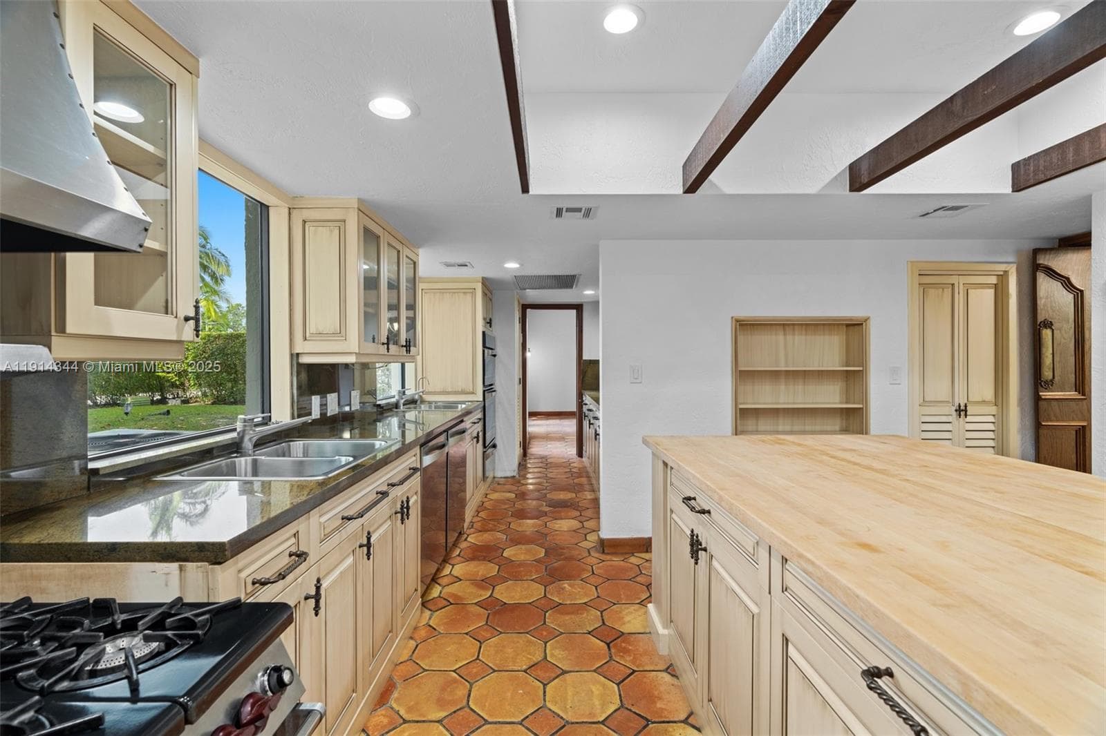 20215 W Oak Haven Cir, Miami FL 33179 — 22