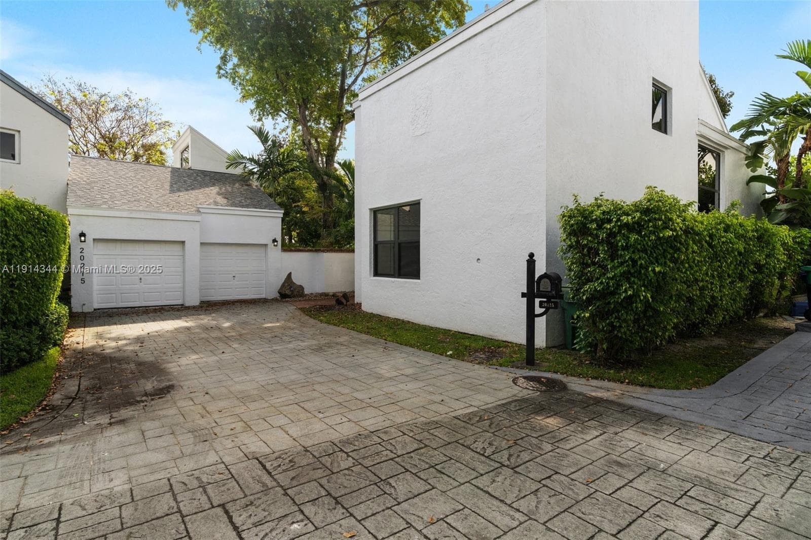 20215 W Oak Haven Cir, Miami FL 33179 — 3