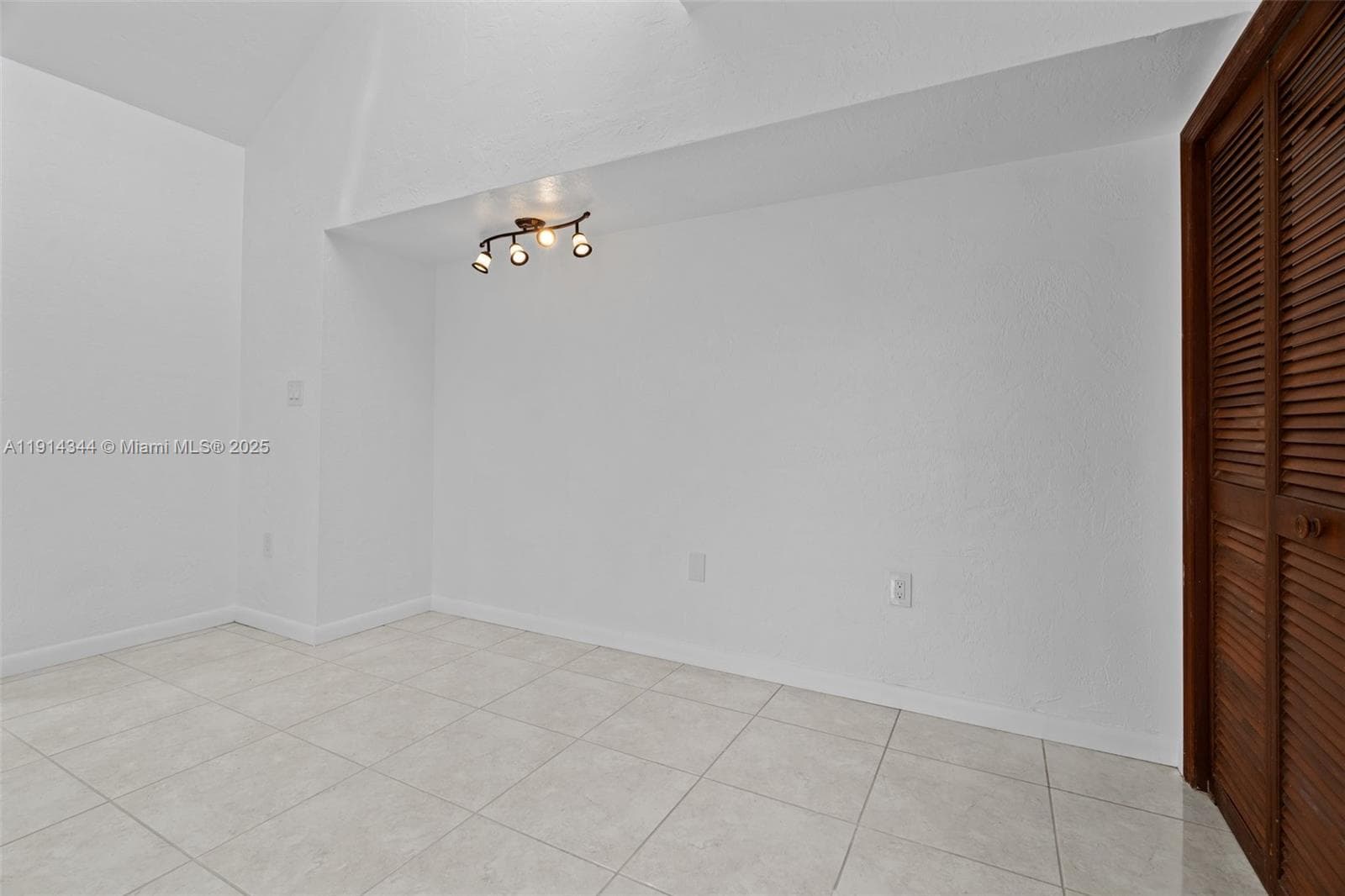 20215 W Oak Haven Cir, Miami FL 33179 — 73