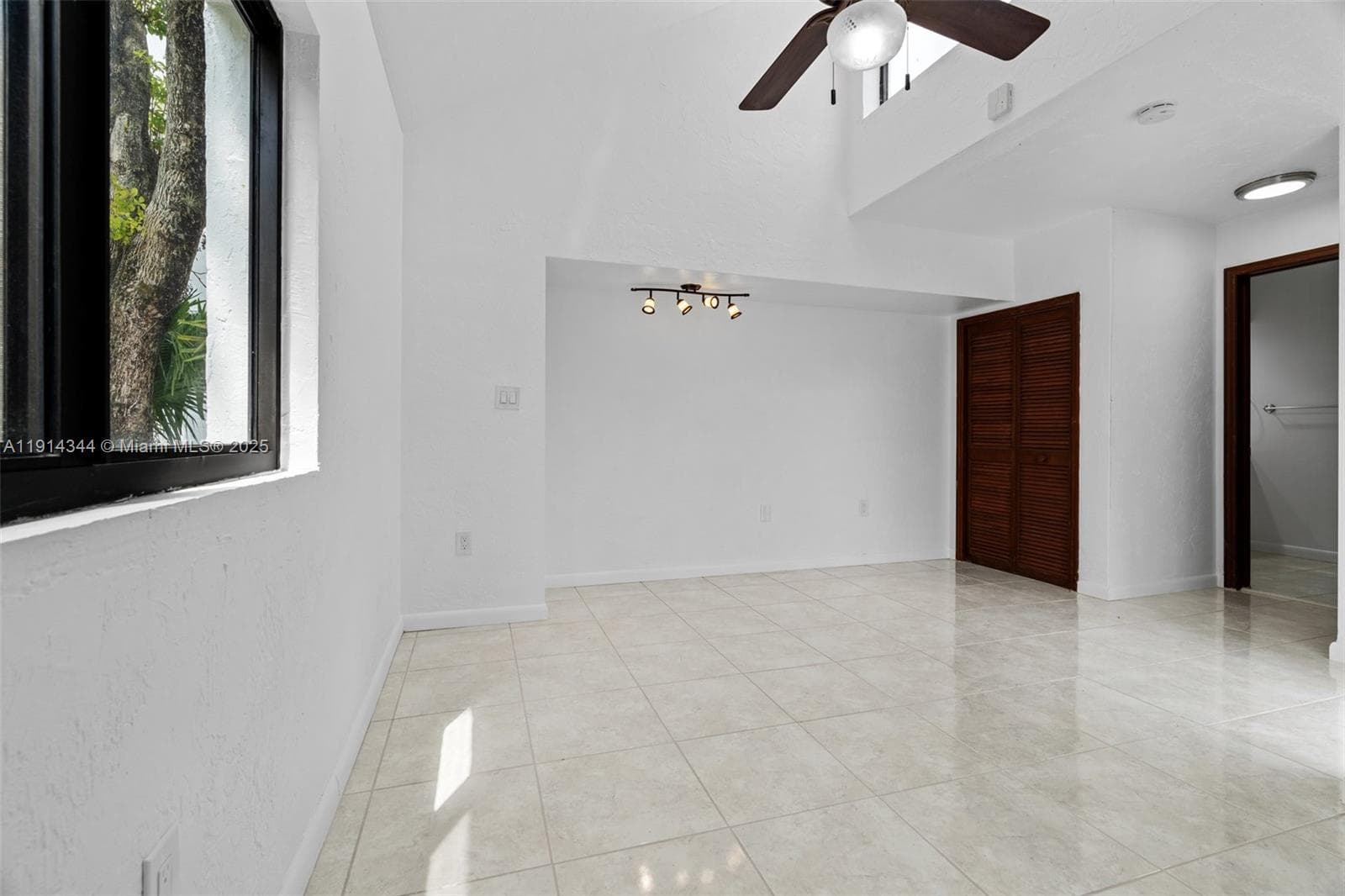 20215 W Oak Haven Cir, Miami FL 33179 — 75