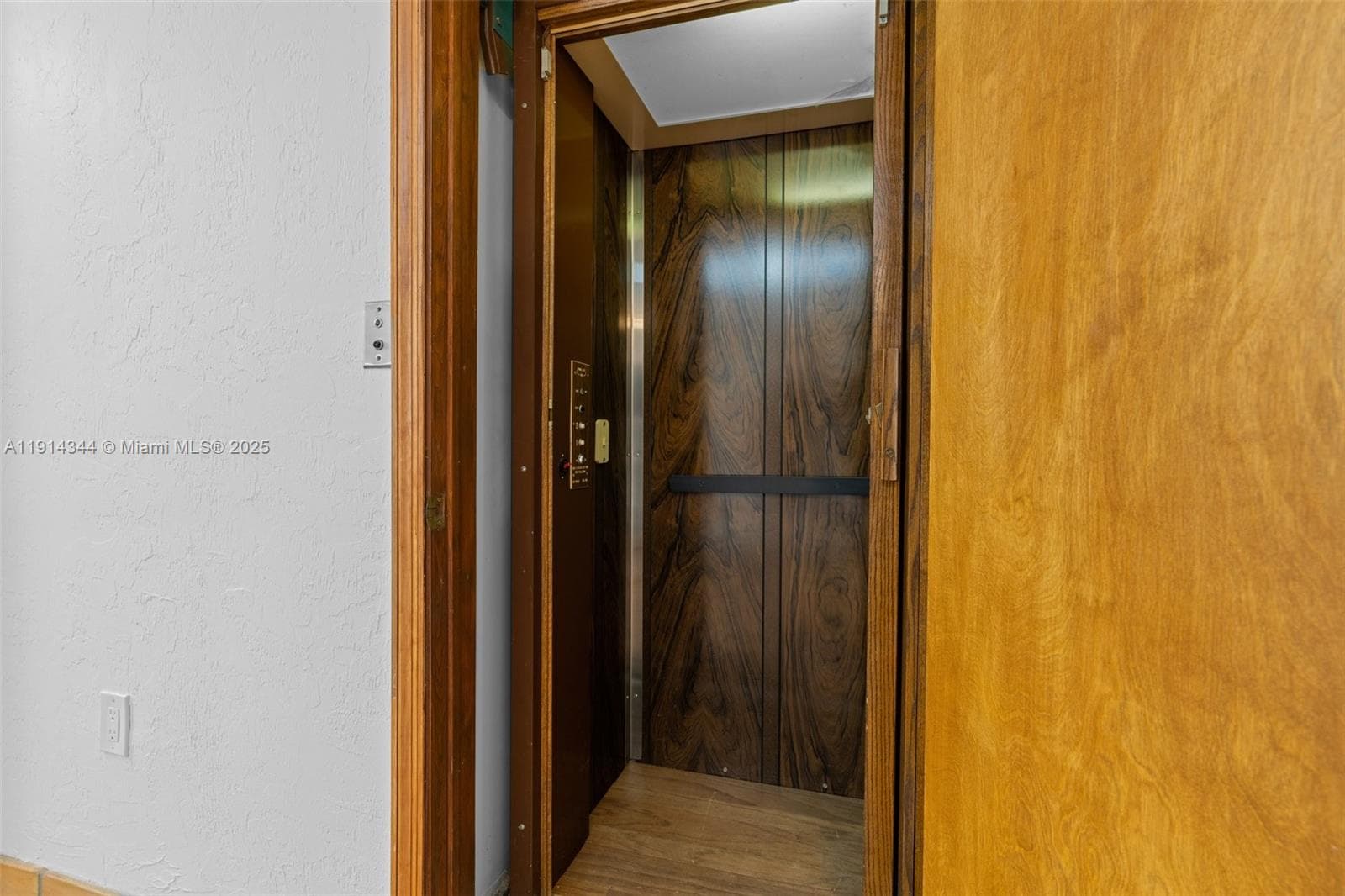 20215 W Oak Haven Cir, Miami FL 33179 — 60