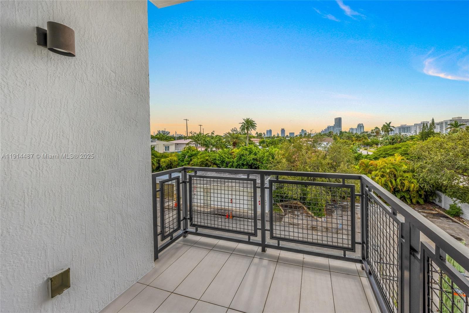 1030 15th St # 306, Miami Beach FL 33139 — 32