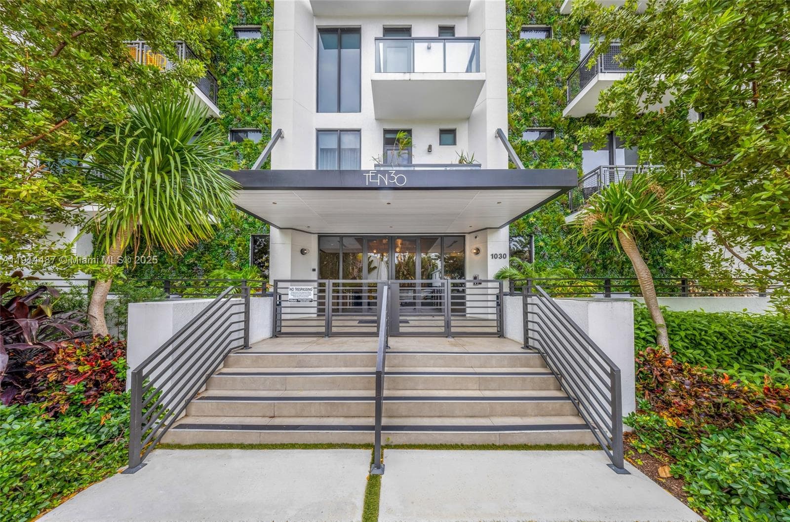 1030 15th St # 306, Miami Beach FL 33139 — 1