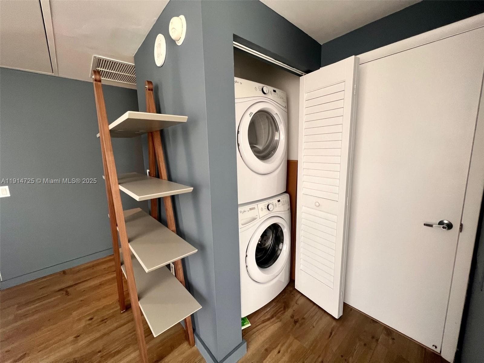 151 SE 1st St # 810, Miami FL 33131 — 10