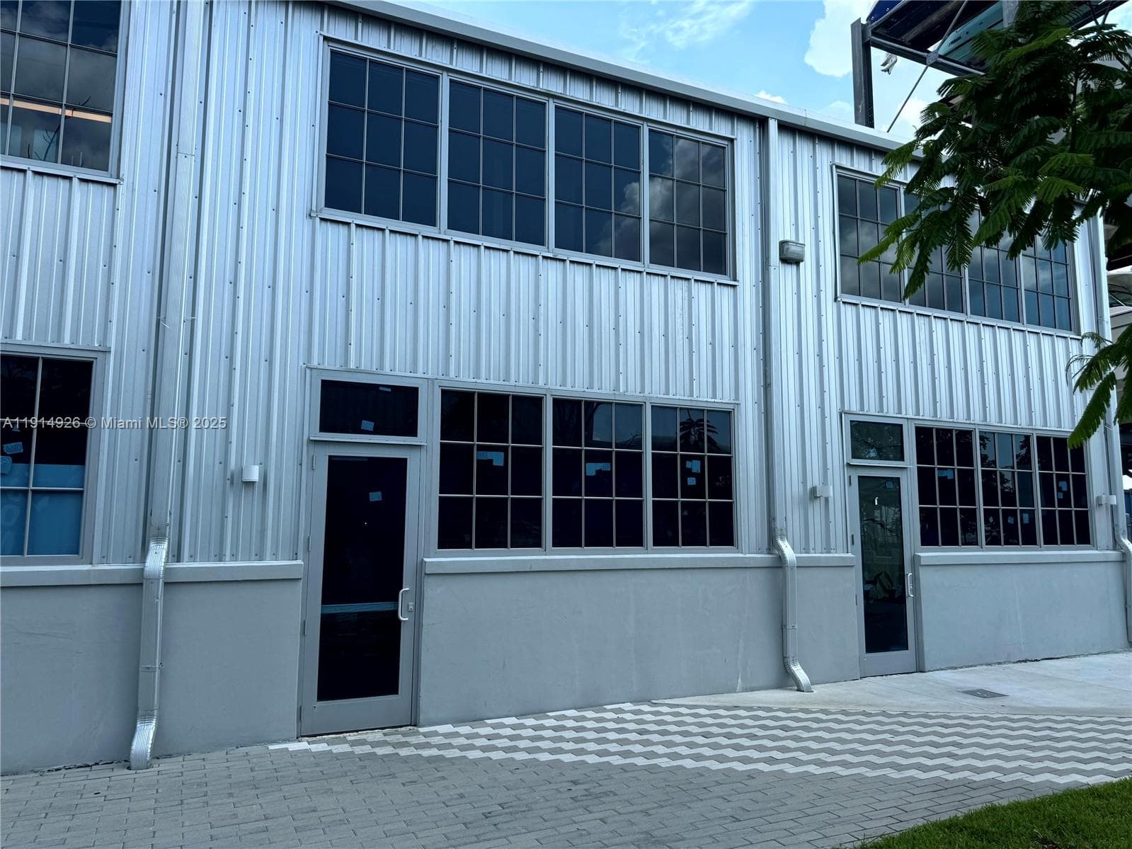 3385 Pan American Dr, Miami FL 33133 — 4