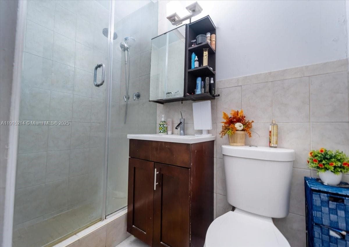 640 NE 168th St, North Miami Beach FL 33162 — 17