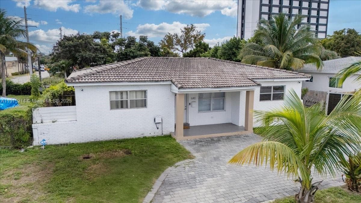 640 NE 168th St, North Miami Beach FL 33162 — 1