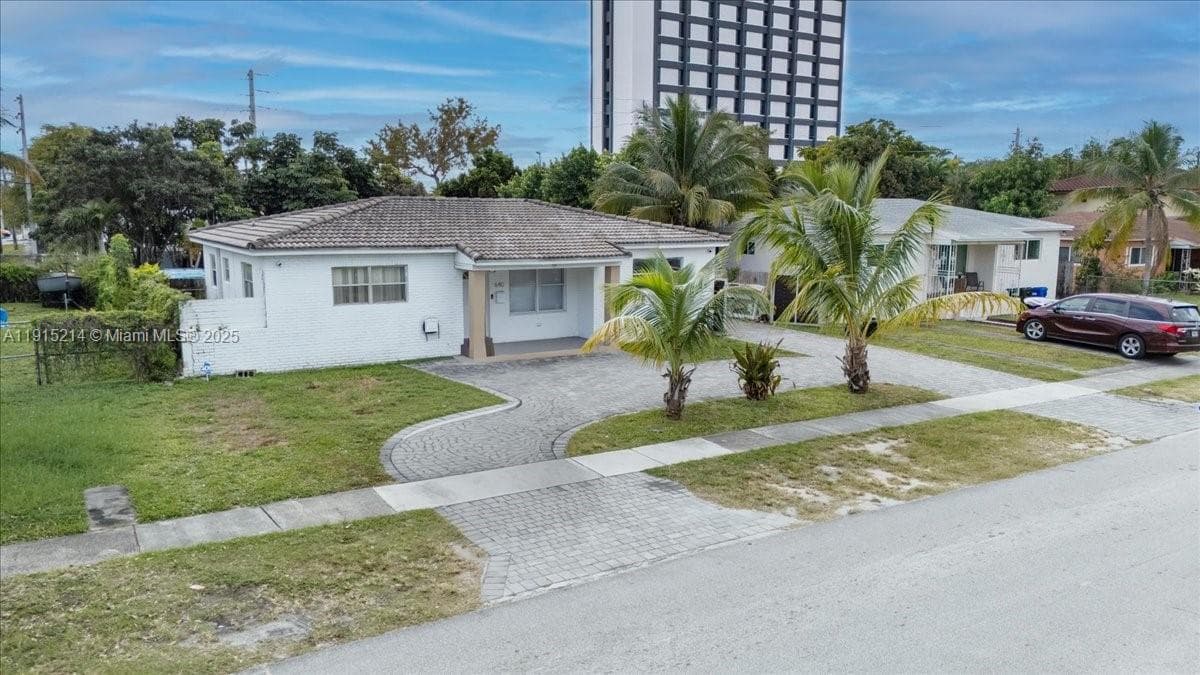 640 NE 168th St, North Miami Beach FL 33162 — 5