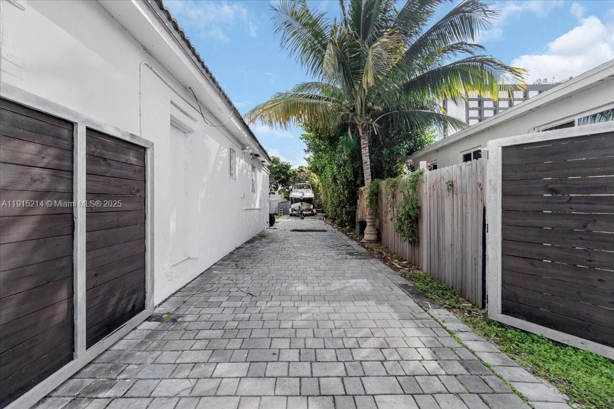 640 NE 168th St, North Miami Beach FL 33162 — 51