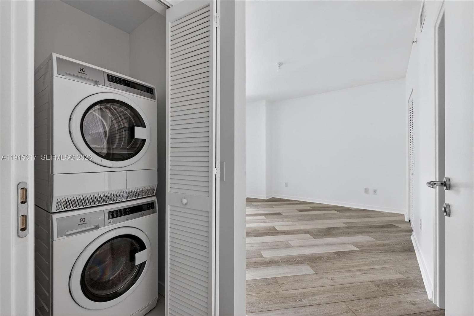 300 S Biscayne Blvd # 2407, Miami FL 33131 — 26