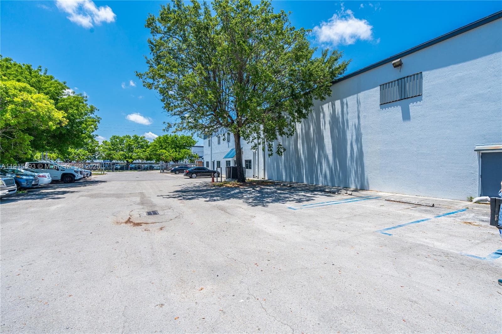 3353 NW 74th Ave, Miami FL 33122 — 12