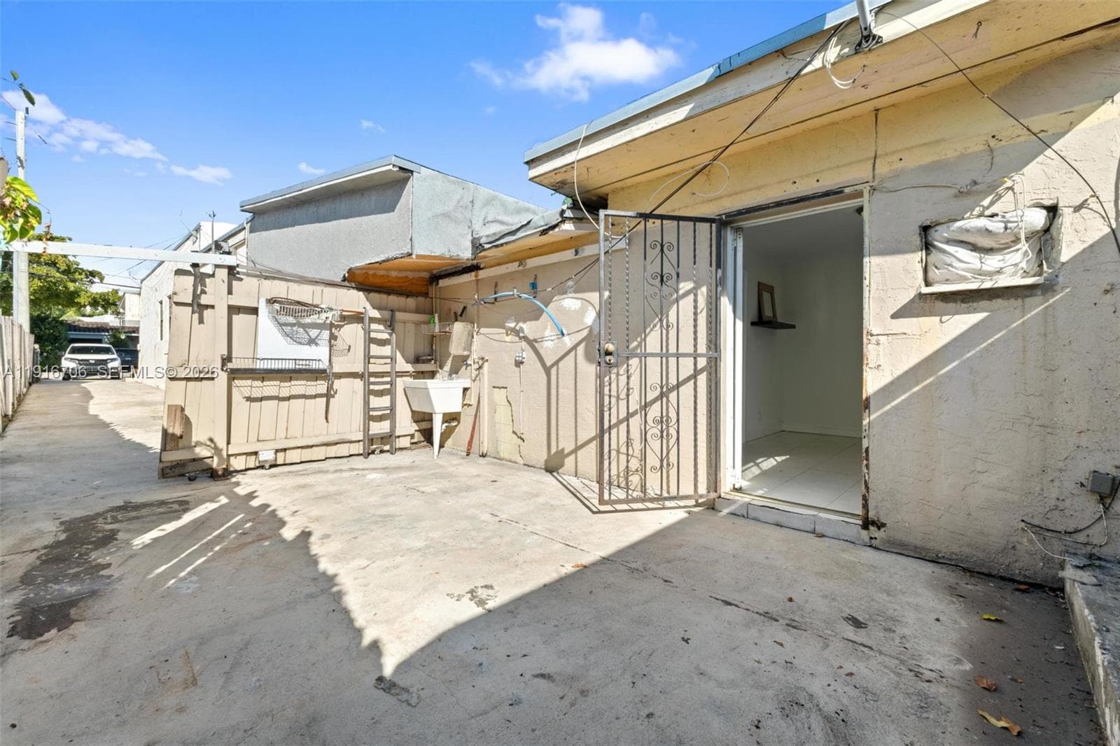 2262 NW 4th St, Miami FL 33125 — 17