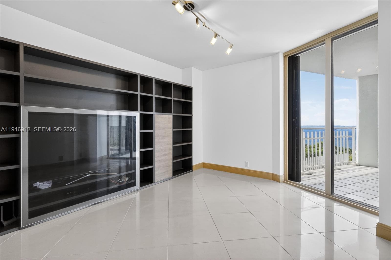 4000 Towerside Ter # 1612, Miami FL 33138 — 21