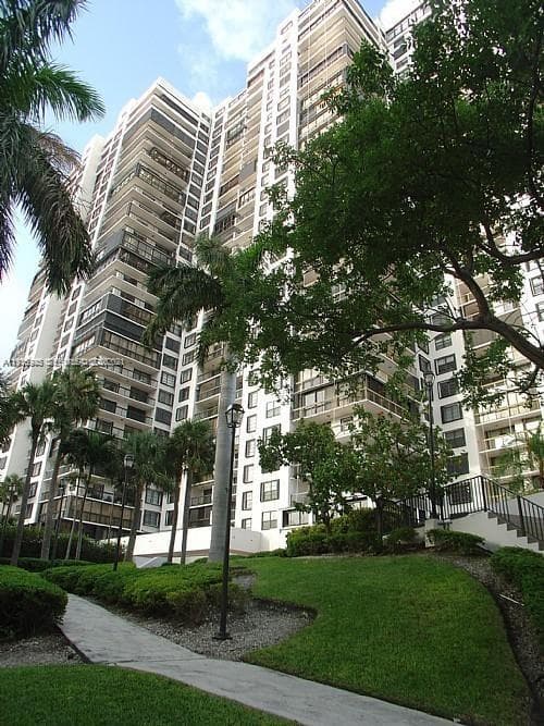 2333 Brickell Ave # 2215, Miami FL 33129 — 35