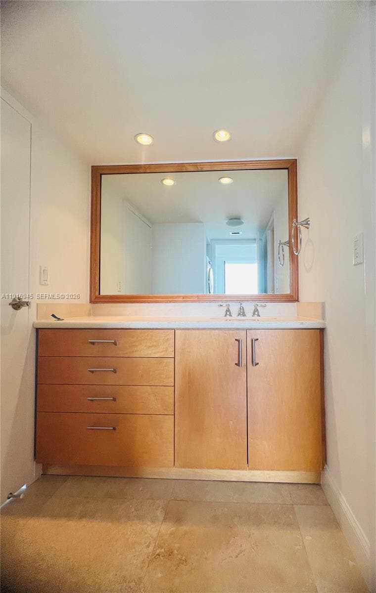 2333 Brickell Ave # 2215, Miami FL 33129 — 25