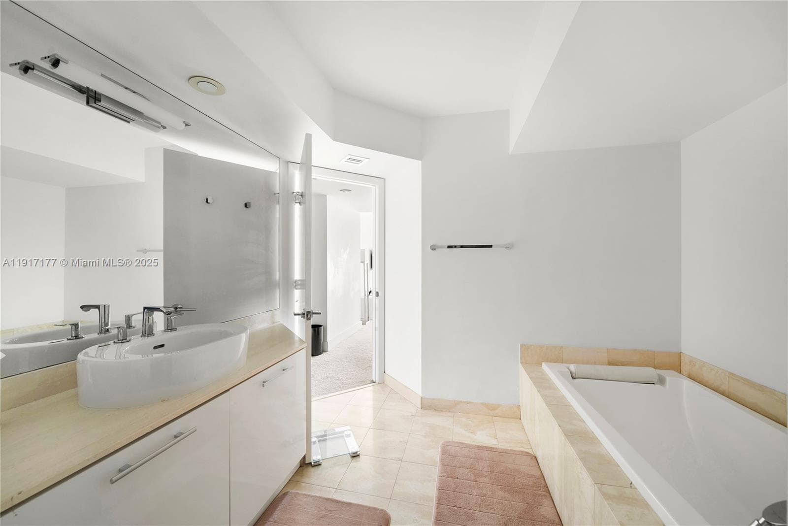 1000 W Island Blvd # 2407, Aventura FL 33160 — 22