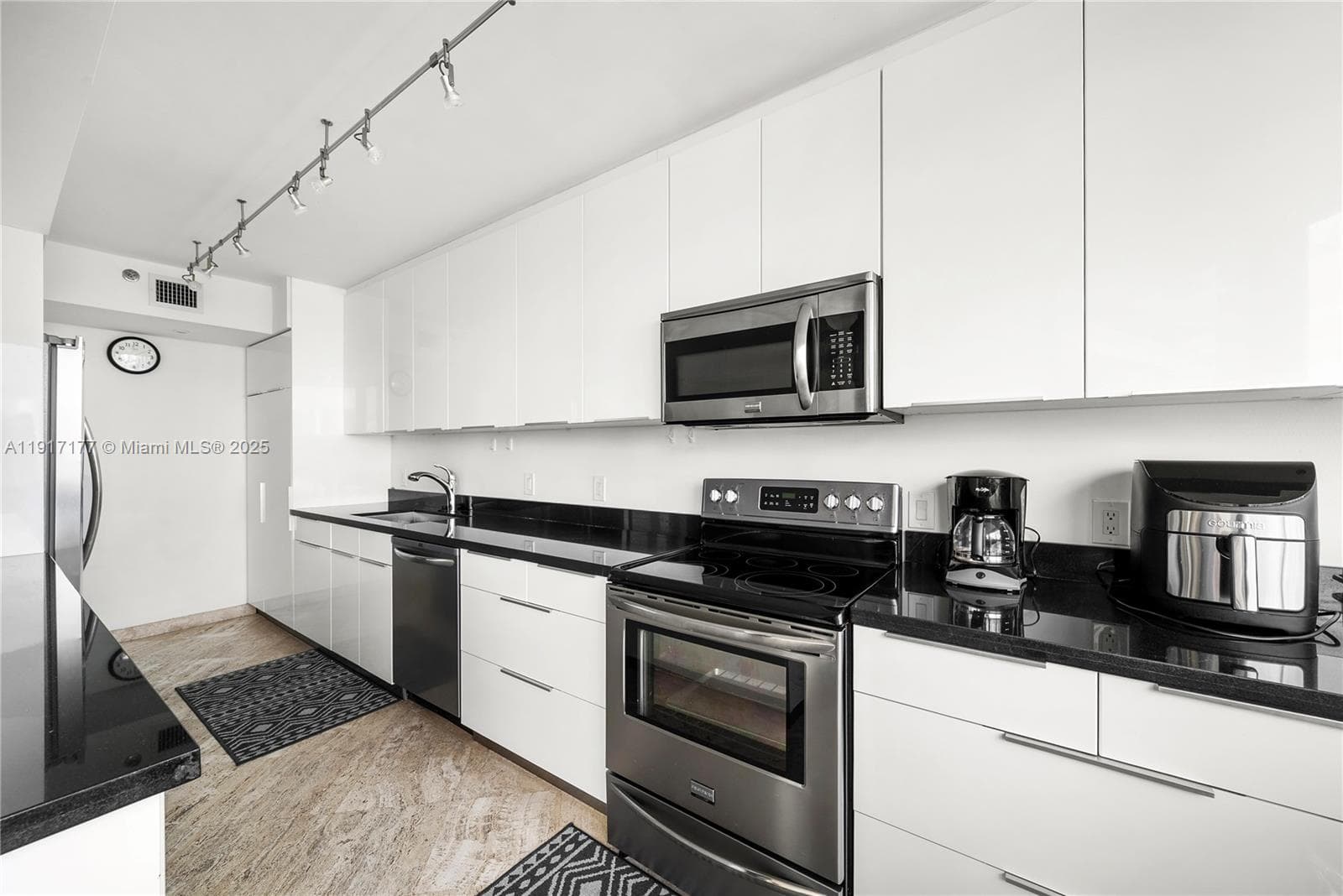 1000 W Island Blvd # 2407, Aventura FL 33160 — 11