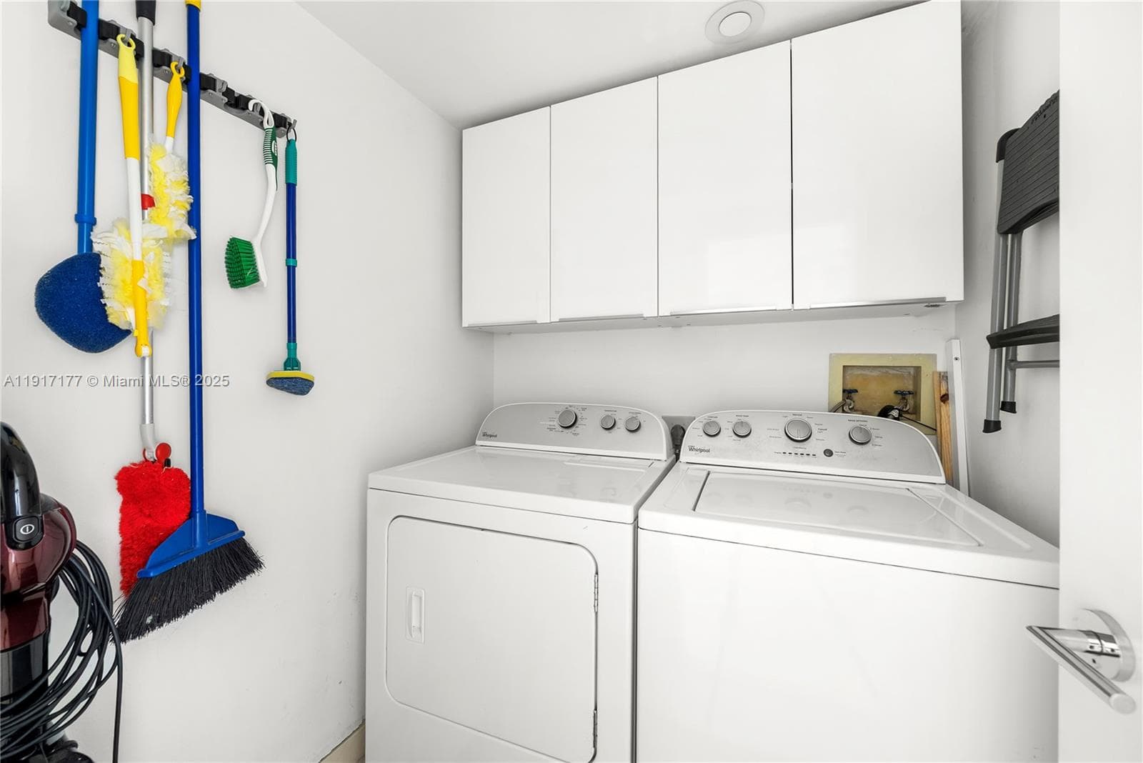 1000 W Island Blvd # 2407, Aventura FL 33160 — 25