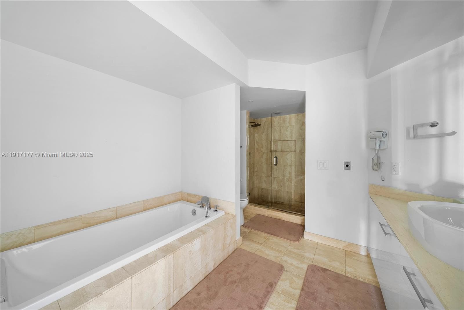 1000 W Island Blvd # 2407, Aventura FL 33160 — 21