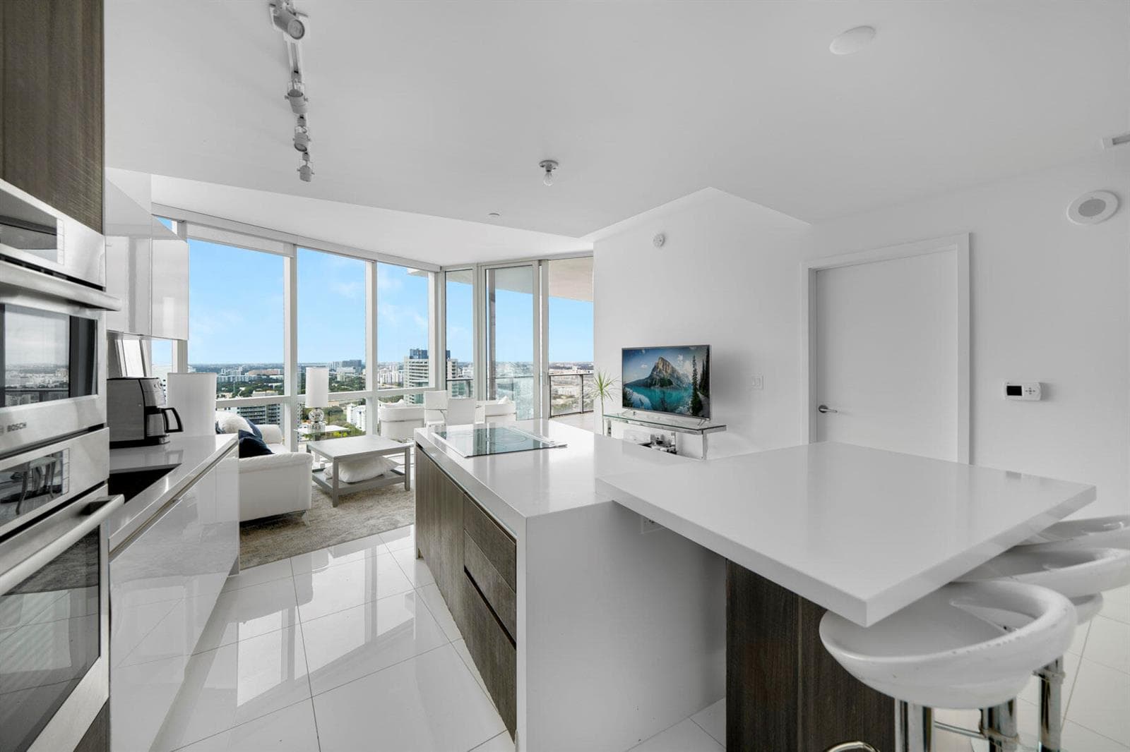 851 NE 1st Avenue # 2410, Miami FL 33132 — 16