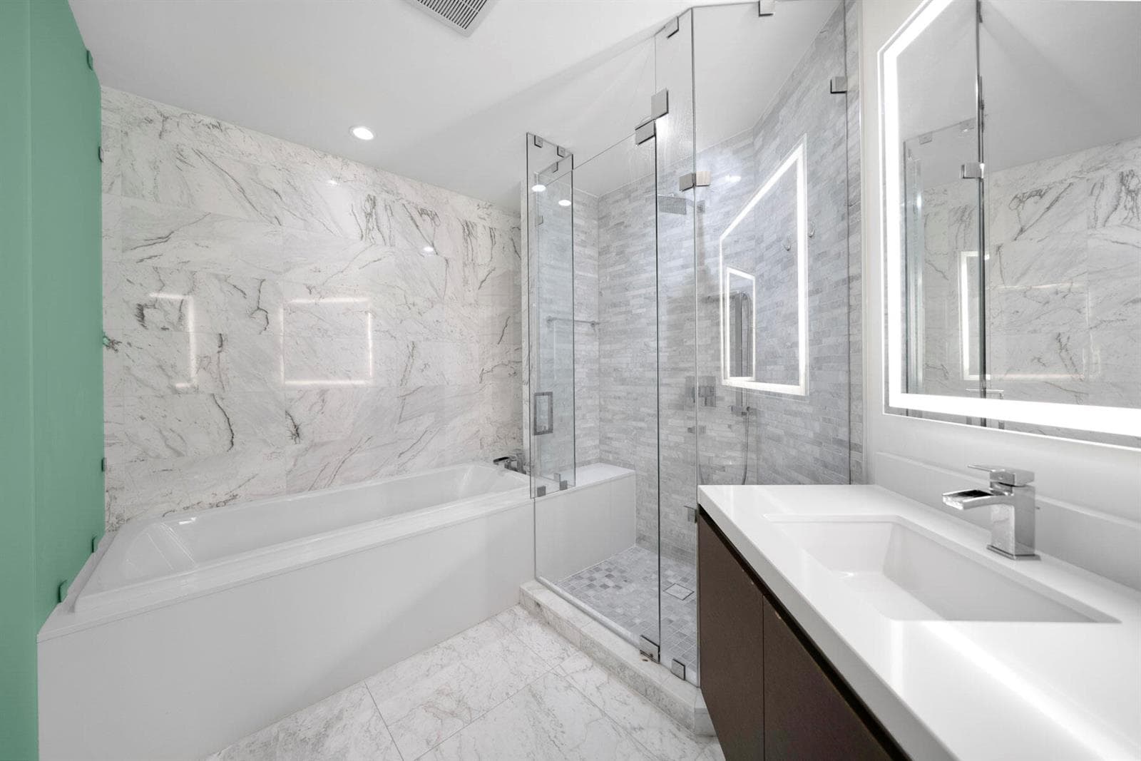 851 NE 1st Avenue # 2410, Miami FL 33132 — 11