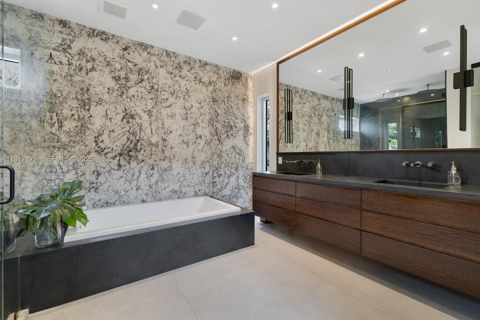 1379 N Venetian Way, Miami FL 33139 — 31