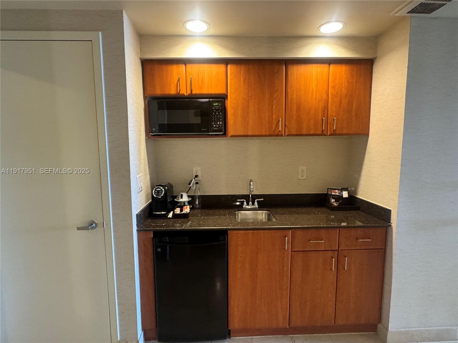 18001 Collins ave # 2107, Sunny Isles Beach FL 33160 — 17