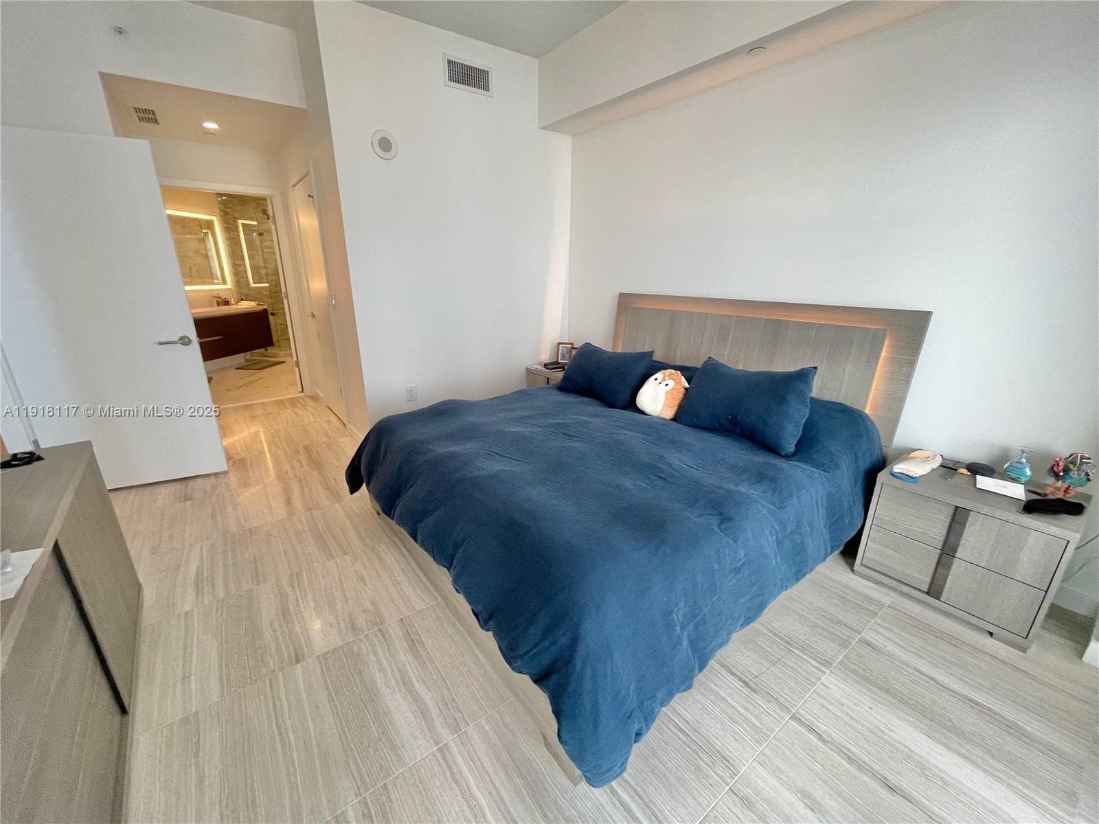 851 NE 1st Ave # 2605, Miami FL 33132 — 17