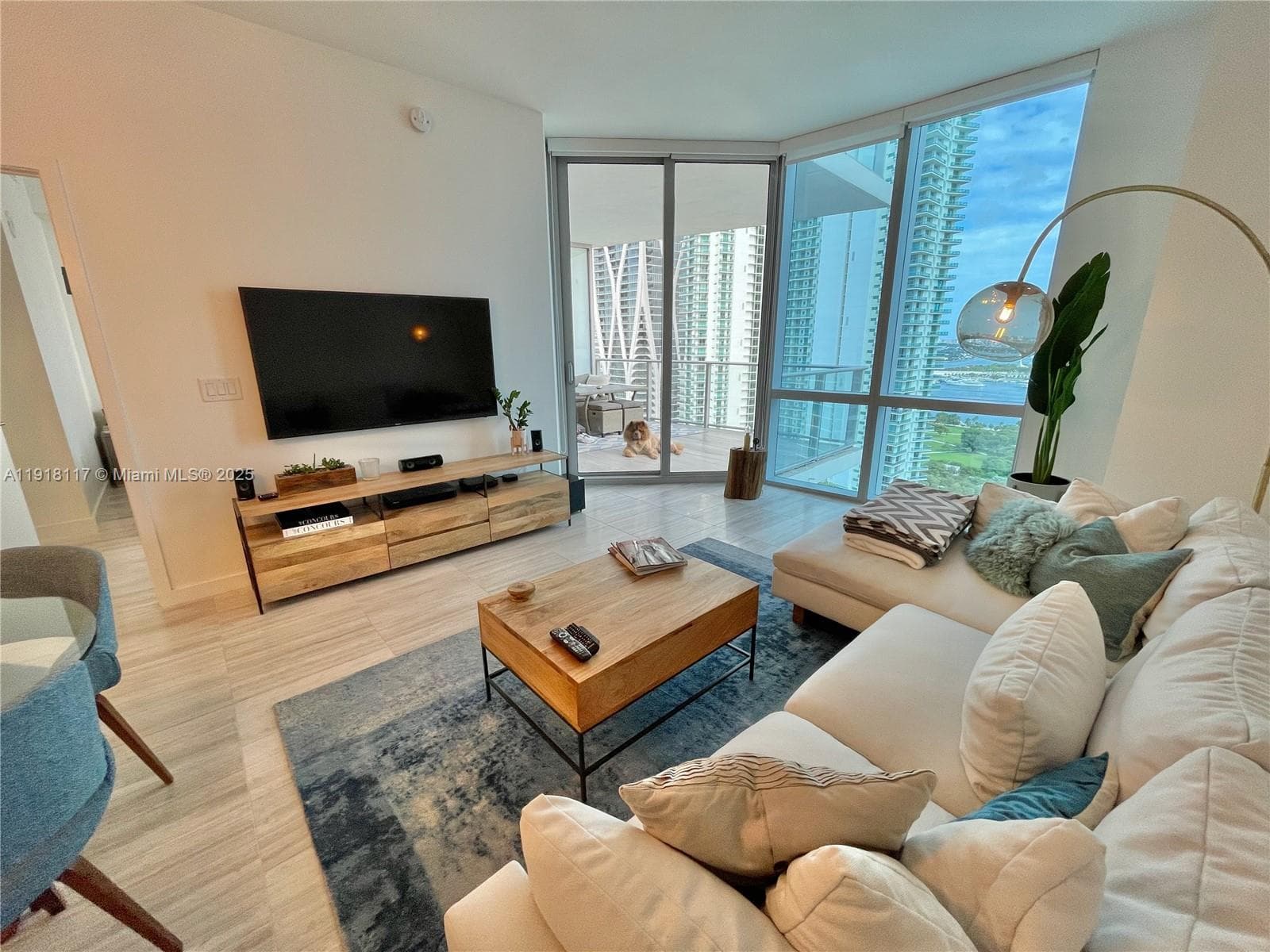 851 NE 1st Ave # 2605, Miami FL 33132 — 22
