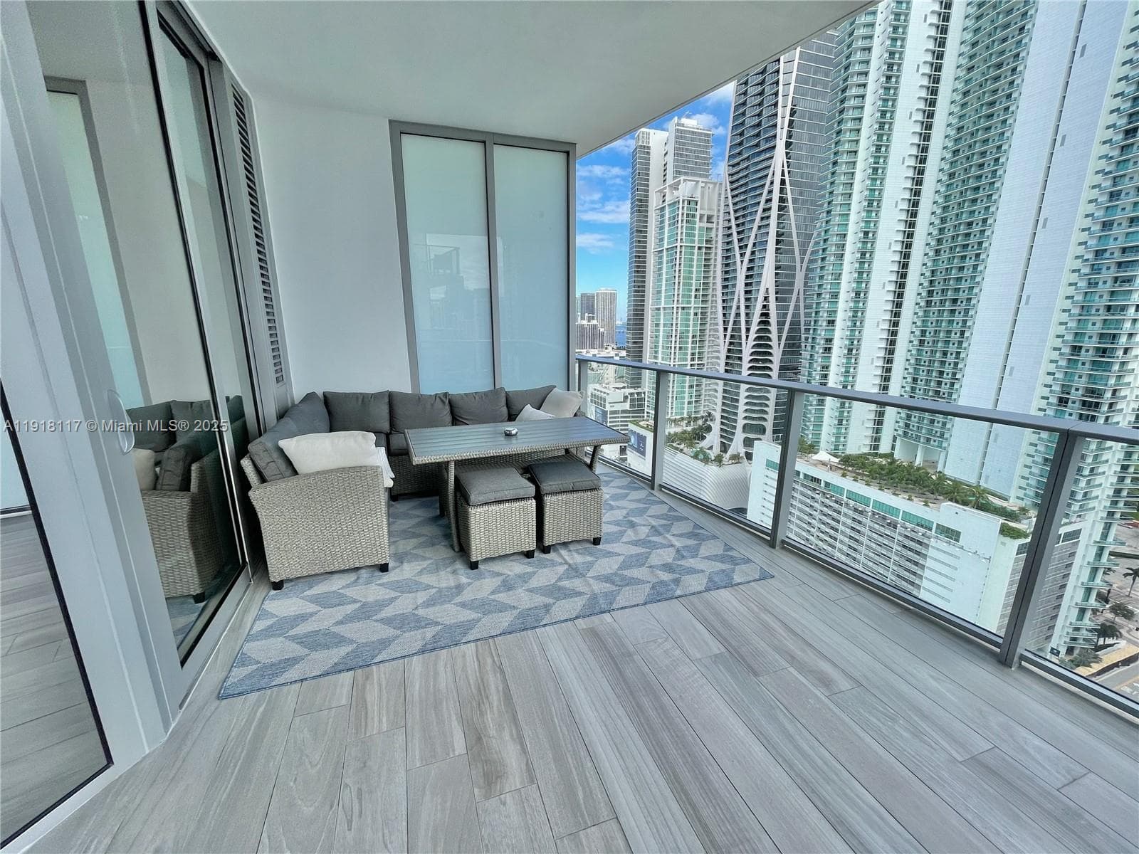 851 NE 1st Ave # 2605, Miami FL 33132 — 7
