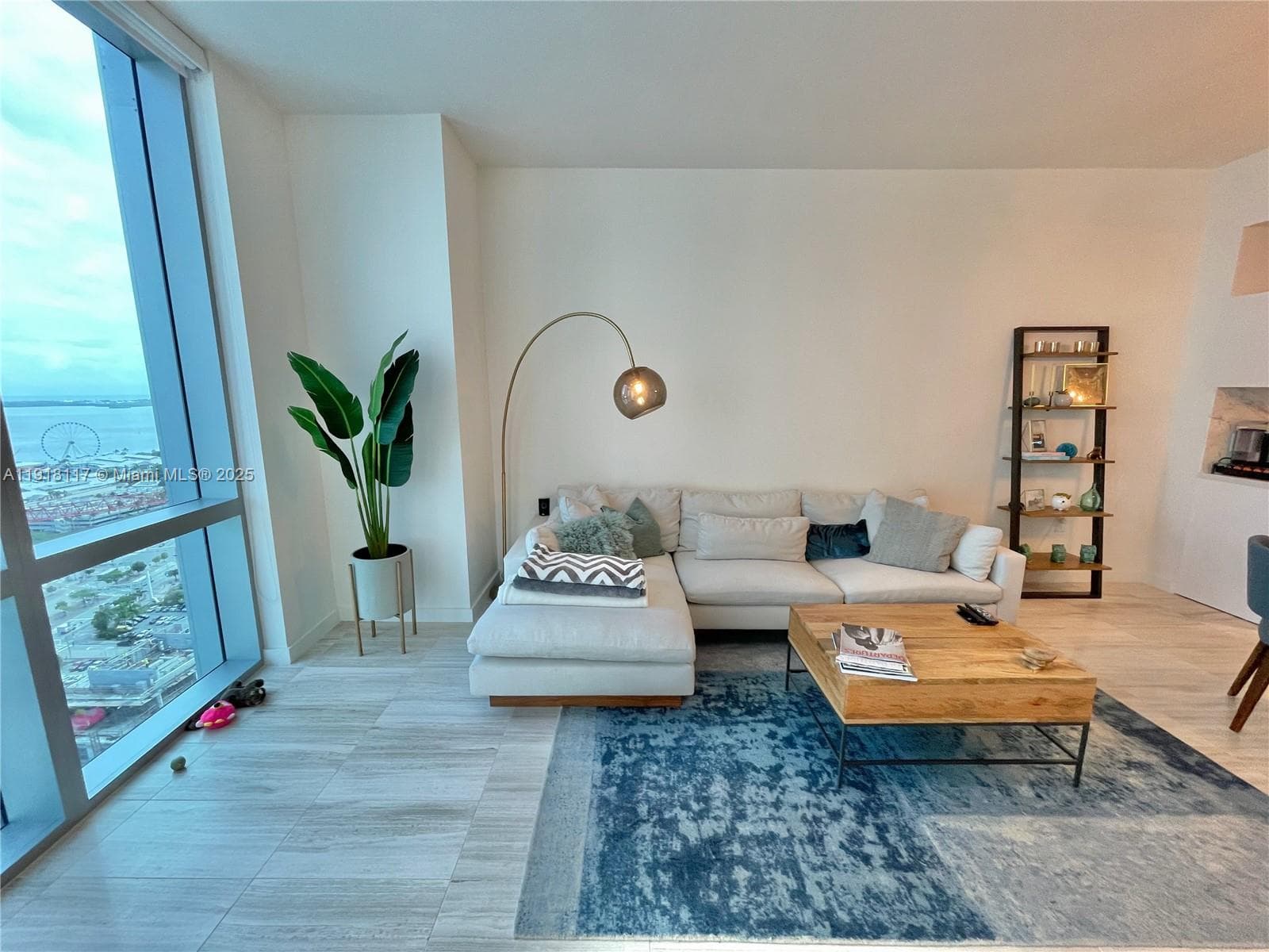 851 NE 1st Ave # 2605, Miami FL 33132 — 24