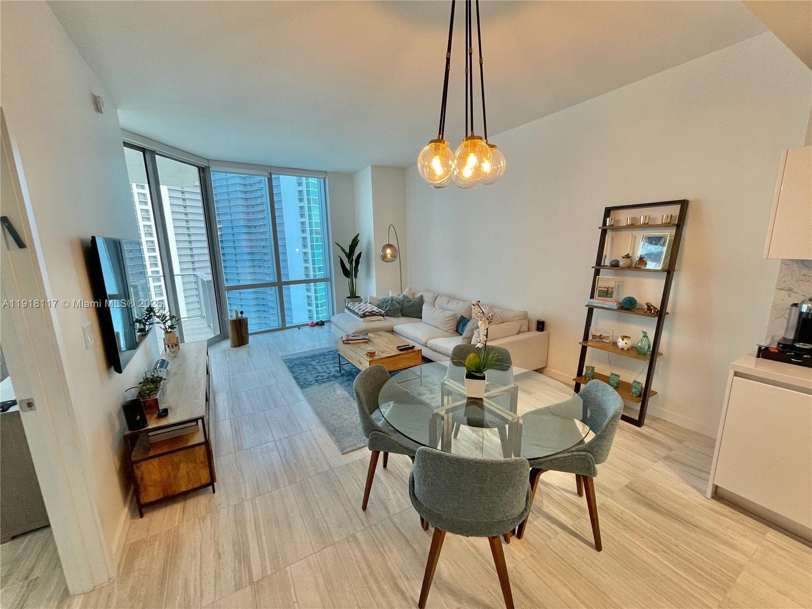 851 NE 1st Ave # 2605, Miami FL 33132 — 33