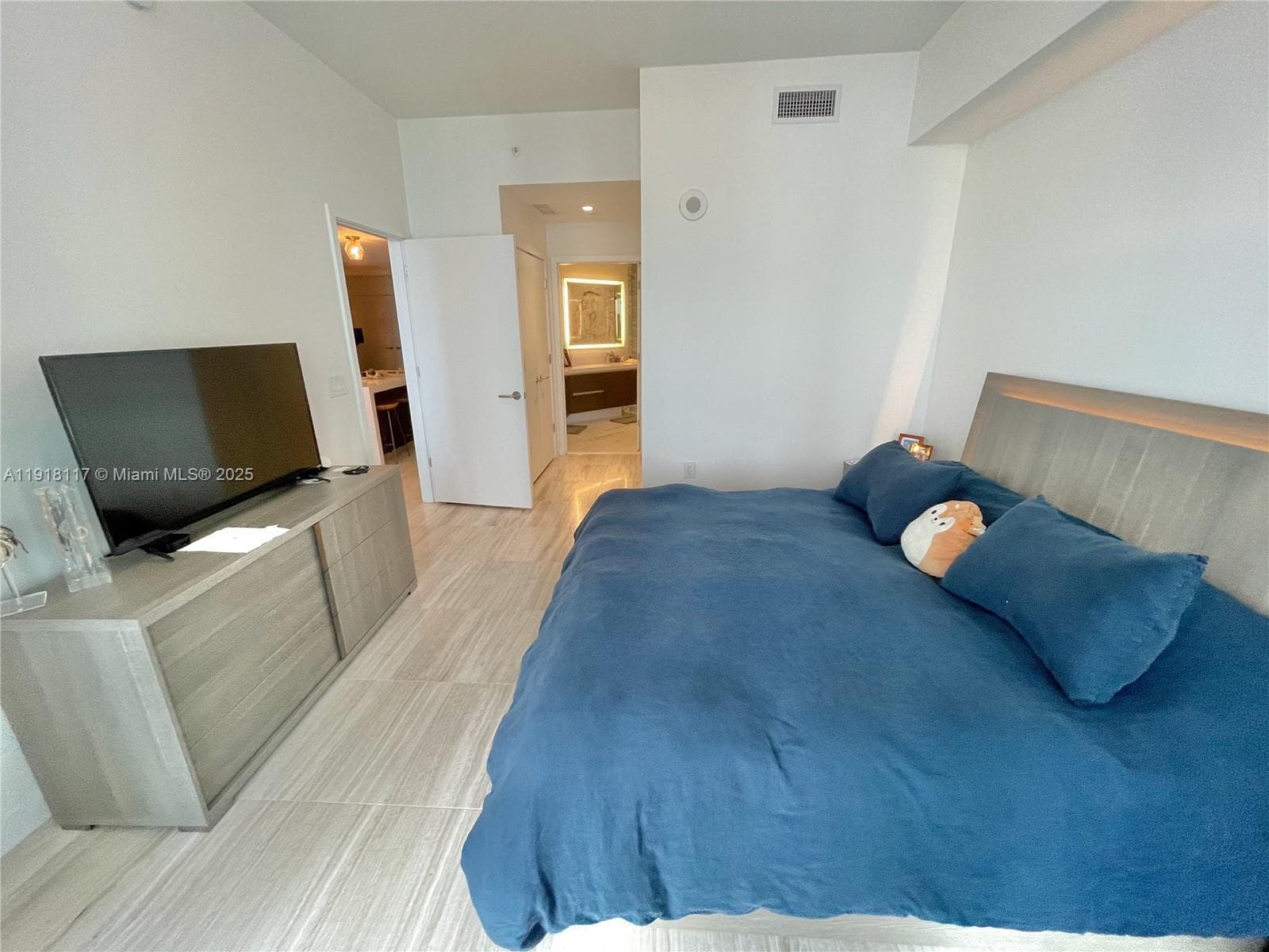 851 NE 1st Ave # 2605, Miami FL 33132 — 18
