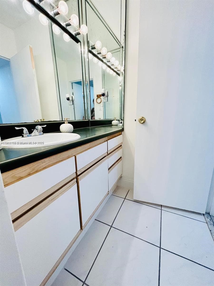 100 Lincoln Rd # 535, Miami Beach FL 33139 — 9