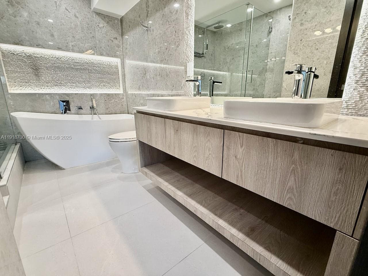 900 Bay Dr # 524, Miami Beach FL 33141 — 34
