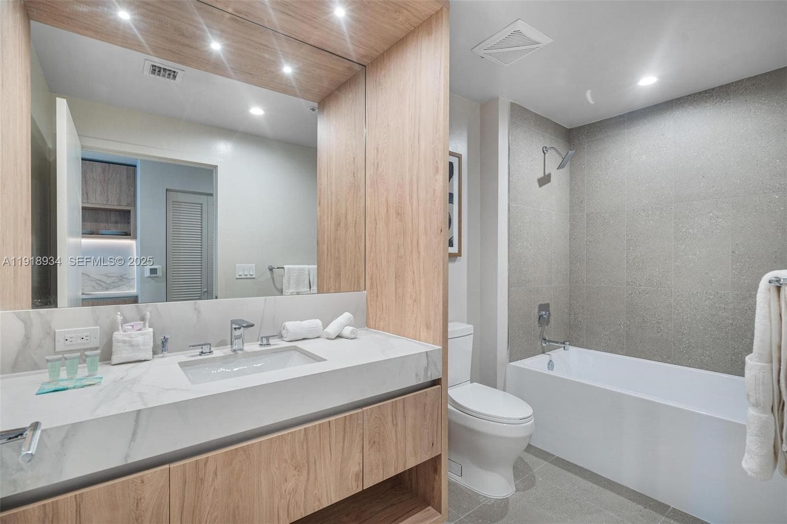 11 NE 6th Street # 2206, Miami FL 33132 — 13