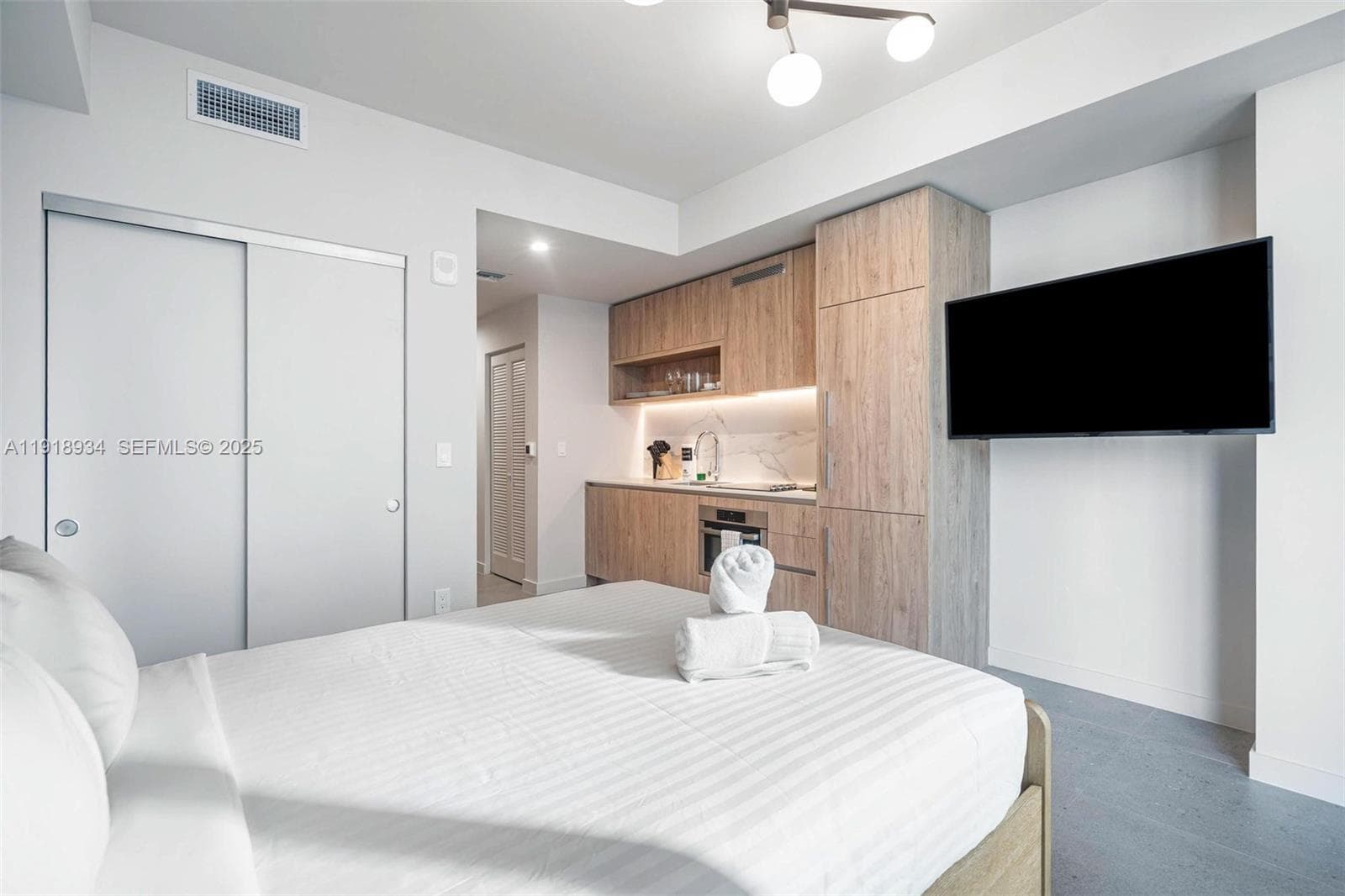 11 NE 6th Street # 2206, Miami FL 33132 — 8