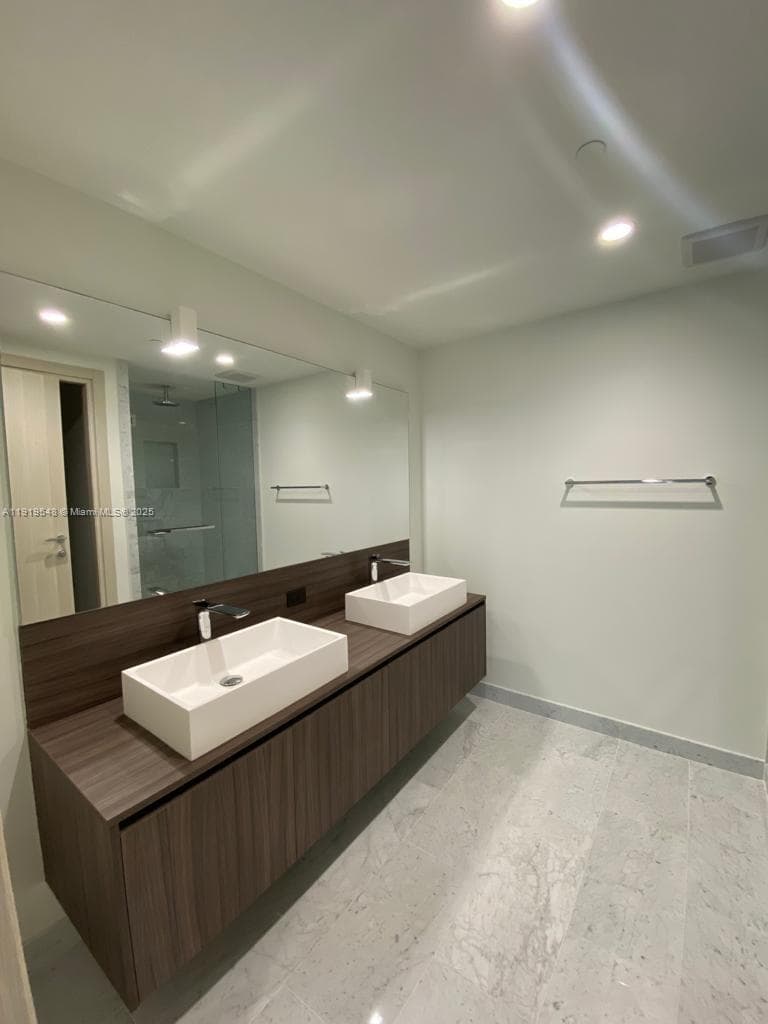 1000 Brickell Plz # 3207, Miami FL 33131 — 23