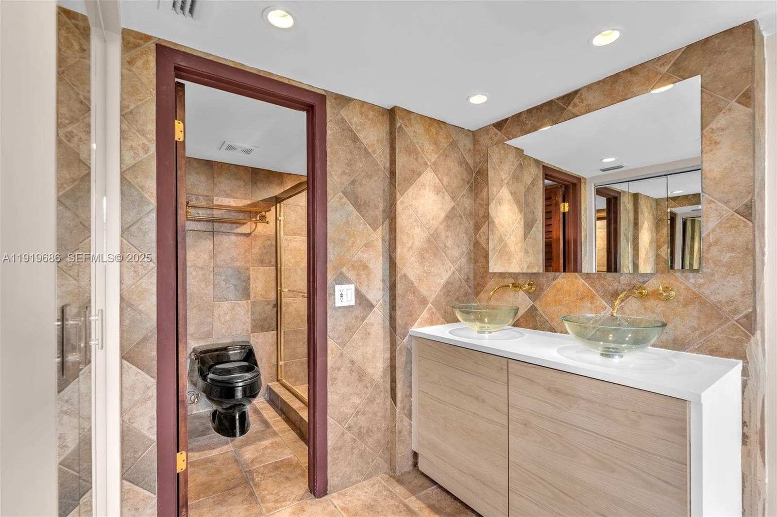 801 N Venetian Dr # 208, Miami Beach FL 33139 — 40