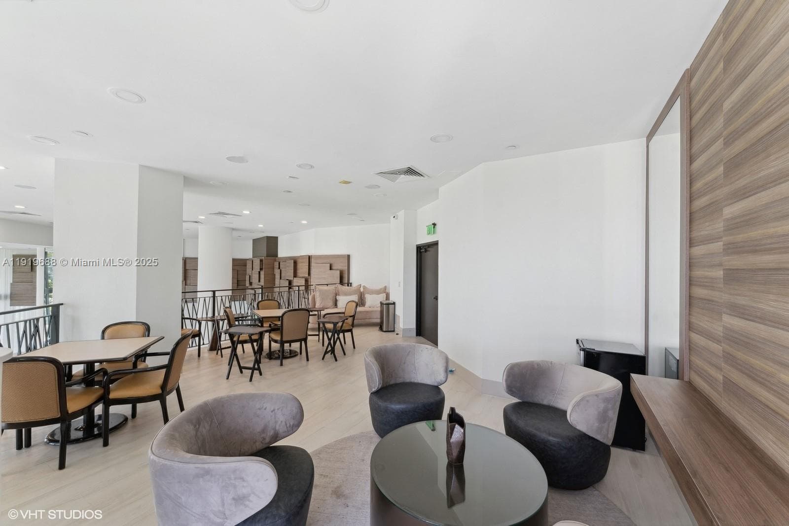 1000 W Island Blvd # 2911, Aventura FL 33160 — 23